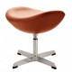 Replica ottomana della Egg Chair in pelle del designer Arne Jacobsen