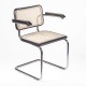 Replica della sedia Cesca con braccioli del designer Marcel Breuer